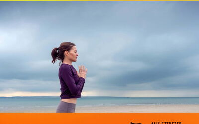 Eine junge Frau ist vollkommen fokussiert und ruhig. Sie ist ganz bei sich und konzentriert sich auf ihre Atmung, um sich auf der Bühne des Lebens zu präsentieren.