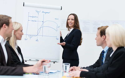 Präsentationsangst überwinden, Führungskraft präsentiert souverän