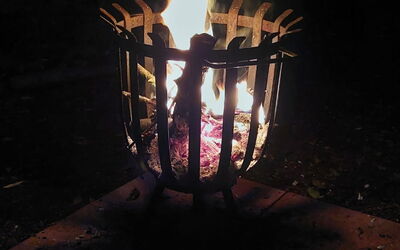 Angst im Job? Vielleicht brauchst Du einen Ausweg, ein Licht? Zum Beispiel wie ein Lagerfeuer in einem Feuerkorb bei Nacht, den das Foto zeigt.