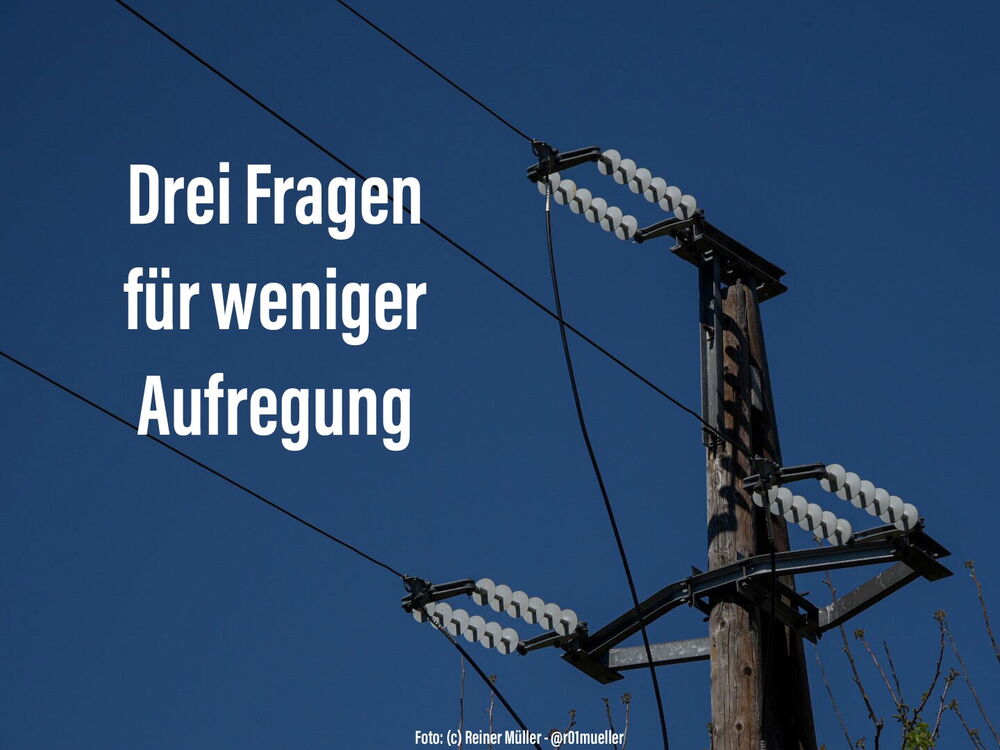 Ein Strommast aus Holz vor blauem Himmel. Von diesem gehen drei Stromleitungen ab. Sie stehen für die drei Fragen für weniger Aufregung und mehr Gelassenheit. Foto: (c) Reiner Müller - @r01mueller