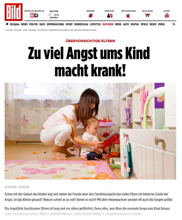 (c) Screenshot von BILDplus. Eine Mutter spielt mit Ihrem Baby auf dem Teppich eines Kinderzimmers. Zu viel Angst ums Kind macht krank!