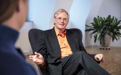 Reiner Müller (angstfreier-leben.de) ist auf diesem Foto iim Coaching mit einer Kundin zu sehen, die Präsentationsangst hat.