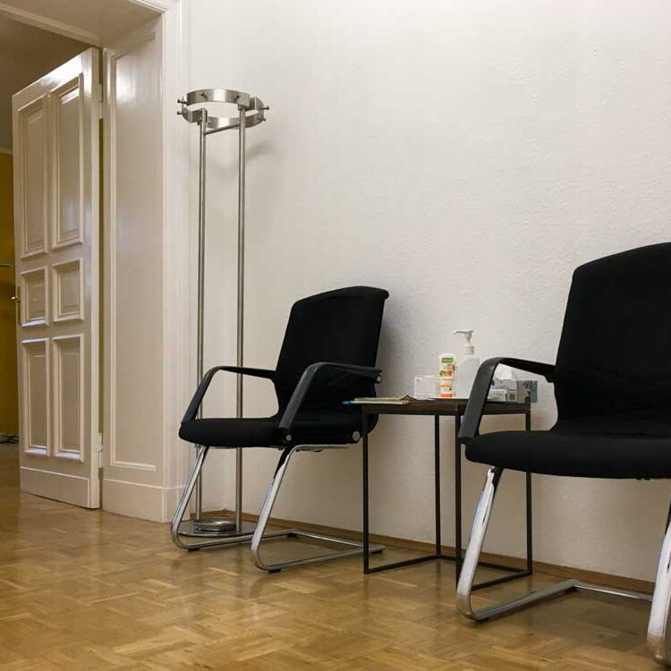 Der Empfangsbereich in der Coachingpraxis von Angstfreier leben mit zwei bequemen Freischwingern und einem kleinen Tisch.