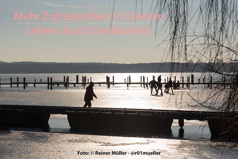 Wintersonne auf einem See. Schlittschuhläufer laufen über das Eis. (c) Reiner Müller - Angstfreier leben