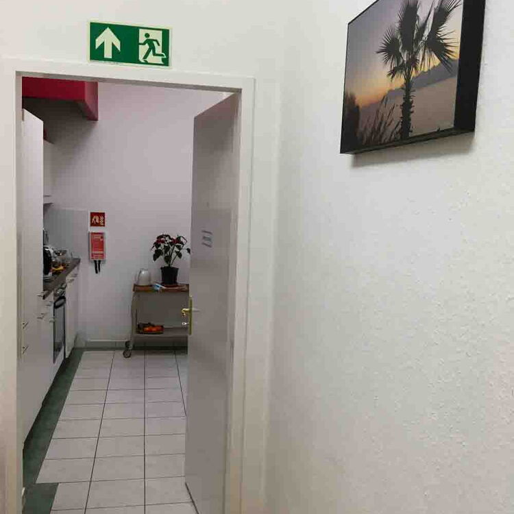 Der Blick in die Küche vom Empfangsbereich aus in der Coachingpraxis von Angstfreier leben.