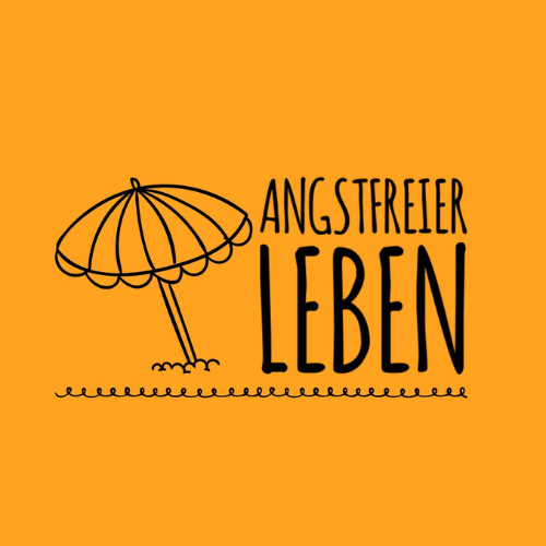Ein Sonnenschirm mit dem Schriftzug "Angstfreier leben" vor orangenem Hintergrund und einer Wellenlinie, die Sand symbolisiert.