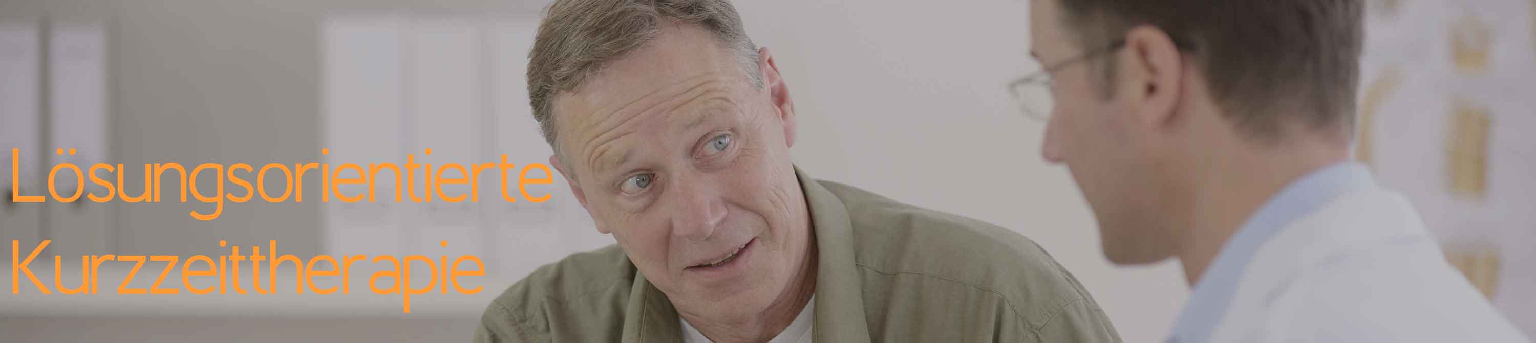 Zwei Männer unterhalten sich. Der eine schaut ängstlich, während der andere, ein Coach oder Psychotherapeut ihm erläutert, wie seine Ängste überwunden werden können.