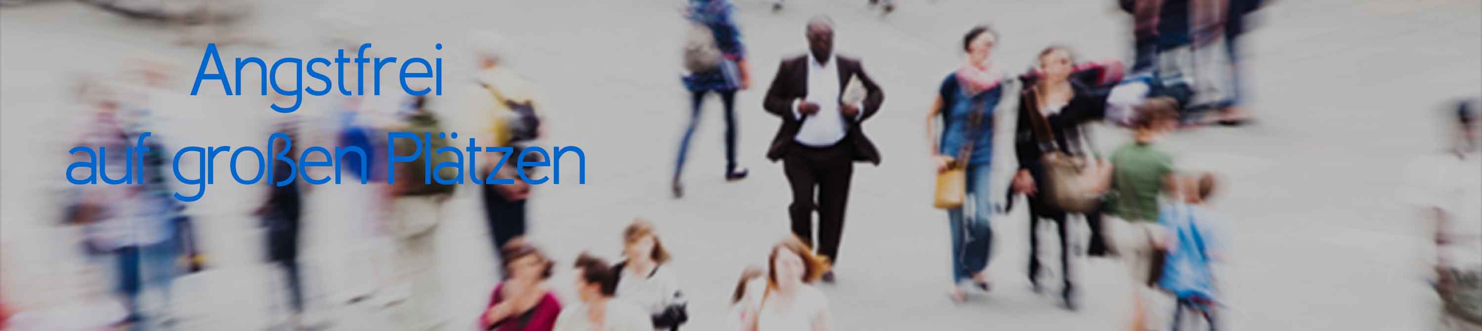 Angstfrei auf großen Plätzen. Agoraphobie mit Panikattacken. Ein Mann steht in der Mitte eines grossen Platzes. Viele Menschen sind auf diesem Platz. Die Situation wirkt unwirklich, sie wirkt verschwommen. Alles geht strahlenförmig weg von dem Mann.