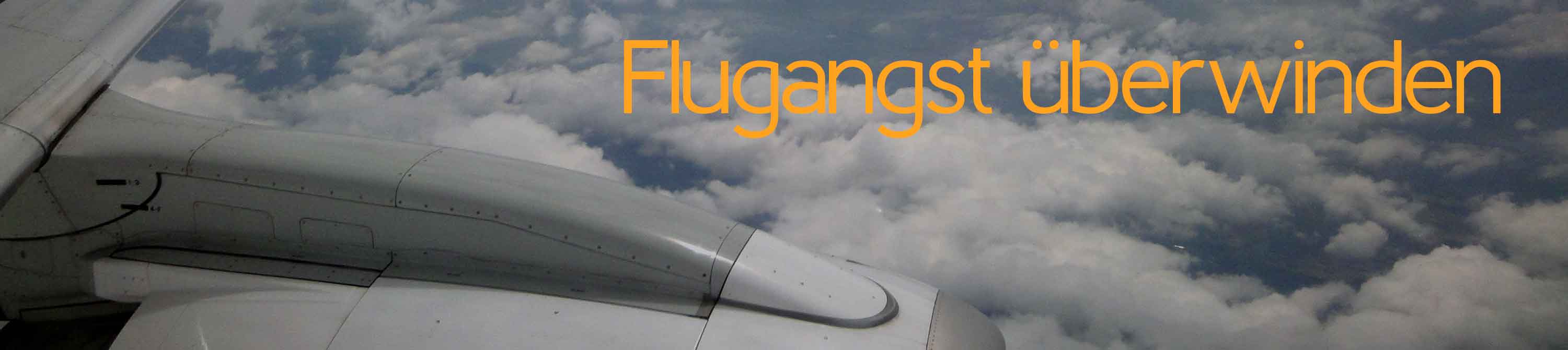 Flugangst überwinden. Ein Blick aus dem Flugzeugfenster über den Wolken. Flugangst kann sich unterschiedlich äußern, als Angst vor der Höhe, vor engen Situationen, vielen Menschen oder anderen sein.