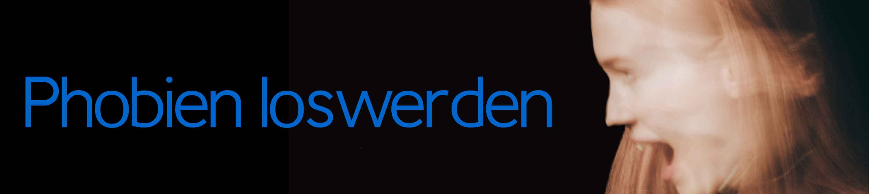 Ein Frau schaut laut schreiend und mit angsterfülltem Gesicht zur Seite. Etwas hat ihre Angst erregt, ein Ding, ein Tier, ein Mensch oder eine bestimmte Situation.