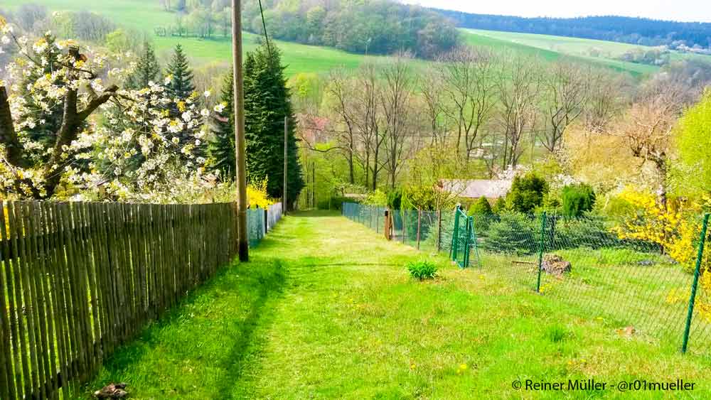 Ein Weg führt einen Berg hinunter. Links und rechts sind Gärten. Der Weg führt uns ins Unterbewusstsein. Foto Copyright: Reiner Müller - @r01mueller