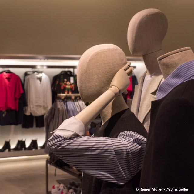 Im Bild sind drei Anziehpuppen zu sehen. Eine weibliche fast sich an den Kopf. Eine andere dahinter ist kopflos.